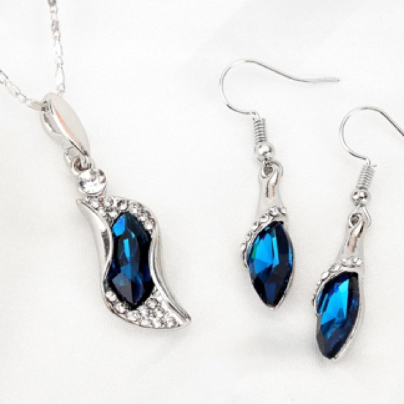 Fashion Jewelry Silver And Blue Necklace With Elegant Design 21$
